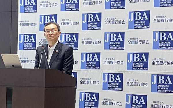 三菱UFJ銀行の半沢淳一頭取は7月1日付で全銀協の会長に就任し、記者会見した（1日、東京都千代田区）