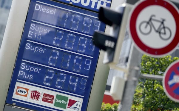 エネルギー価格の高騰でユーロ圏の消費者物価は上がり続けている（ドイツ・ミュンヘン）＝AP