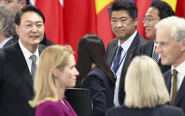 29日、スペイン・マドリードで開かれたNATO首脳会議に出席する韓国の尹錫悦大統領（左端）。右から2人目は岸田首相＝聯合・共同