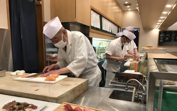 板前寿司では職人が調理した出来たての高級すしなどを楽しめる