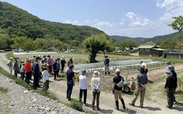 小川町の有機農業に関心を持ち、野菜塾や農業体験宿泊などに参加する人が増えている（21年5月、埼玉県小川町）