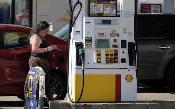 ガソリン高が米国人の消費余力を奪っている（6月、イリノイ州）＝AP