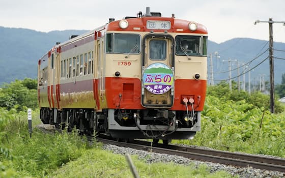 臨時列車として走った、国鉄時代を再現して塗装されたキハ40（2日午後、北海道富良野市）=共同