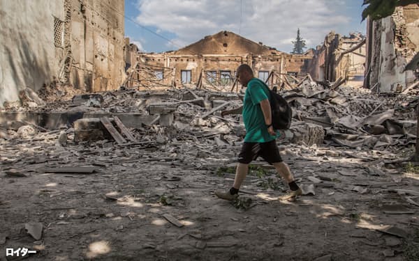 攻撃で破壊されたリシチャンスクの町(6月17日)=ロイター