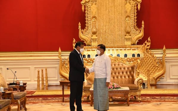 ミャンマーのミンアウンフライン国軍総司令官㊨と会談したカンボジアのプラク・ソコン副首相兼外相（6月30日、ネピドー）＝ミャンマー国軍報道官室提供