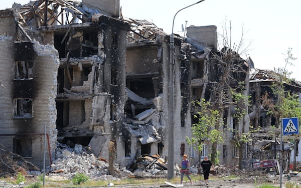 ウクライナ各地の住宅が破壊されている（６月３０日、東部セベロドネツク）＝ロイター