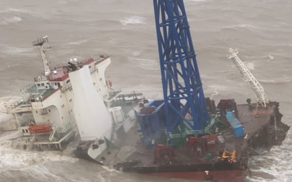 香港沖で沈没した作業船（2日）＝ロイター