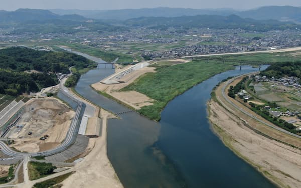 改修工事が続く小田川（左）と高梁川の合流地点（6月30日、岡山県）
