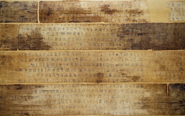 「ザグレブの亜麻布の書」に記されたエトルリア文字。書はのちに細く裂かれ、エジプトのミイラを包むのに使われた（COURTESY OF THE ARCHAEOLOGICAL MUSEUM OF ZAGREB, PHOTOGRAPH BY IGOR KRAJCAR）