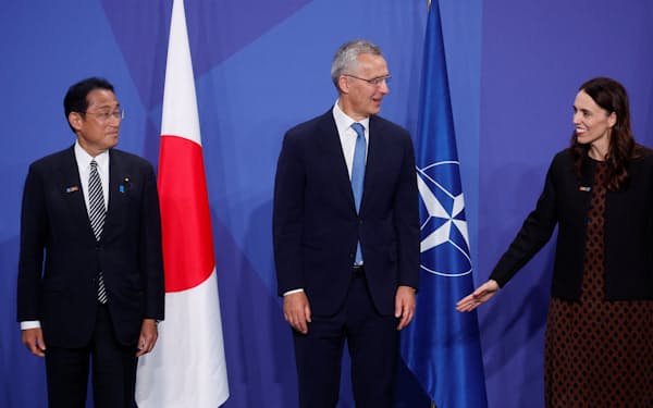岸田首相㊧ら日本、韓国、オーストラリア、ニュージーランドの首脳は、ＮＡＴＯ首脳会議に初めて参加した＝ロイター