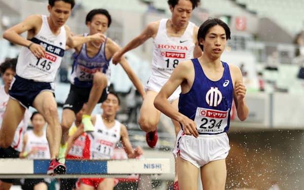 2022年日本陸上競技選手権大会男子3000メートル障害決勝で先頭を走る三浦龍司選手。