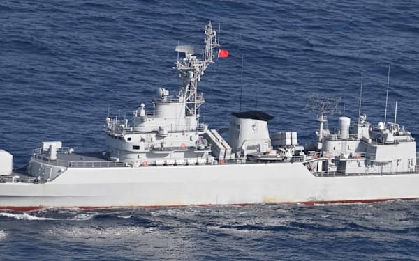 尖閣諸島周辺の日本の接続水域に入った中国海軍のフリゲート艦=防衛省提供