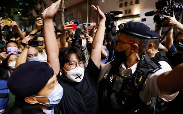 6月4日、香港のビクトリア公園近くでは天安門事件33周年の追悼集会を開こうと集まった民主派の活動家が警察隊に拘束された＝ロイター