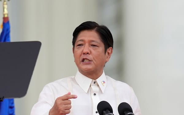 マルコス新大統領は財源確保を重視する(6月30日、マニラ)=AP
