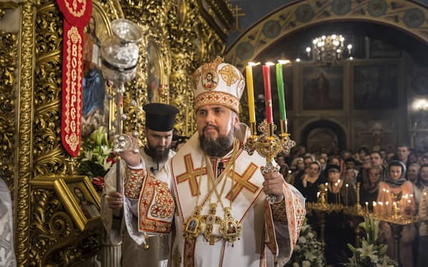イースターの祭事を執り行うウクライナ正教会の高位聖職者＝Sipa via AP Images