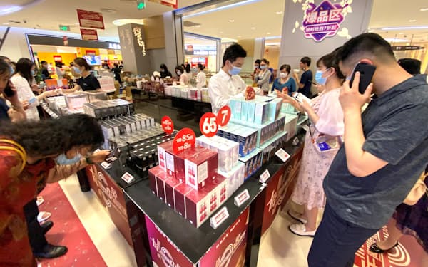 中国・海南島の免税店は海外旅行に行けない中国人の受け皿となっている（2021年5月、中国海南省）