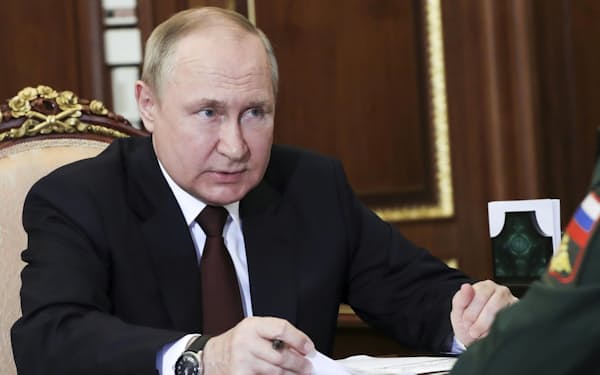 ４日、ショイグ国防相から報告を受けるプーチン大統領＝ＡＰ