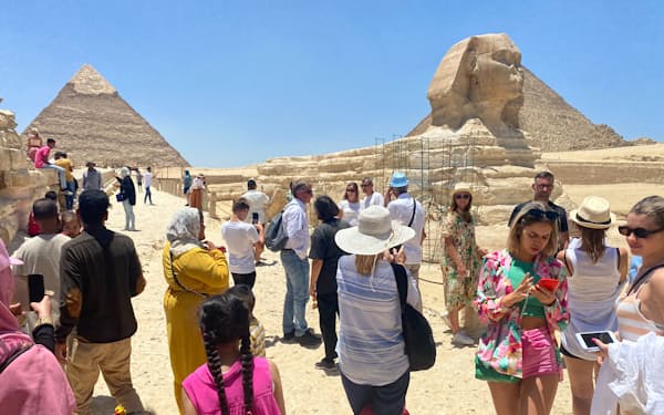 エジプト観光の目玉、ピラミッドに外国人観光客が戻ってきた（ギザ）