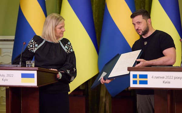 ウクライナのゼレンスキー大統領㊨と記者会見に臨むスウェーデンのアンデション首相（4日、キーウ）＝ロイター