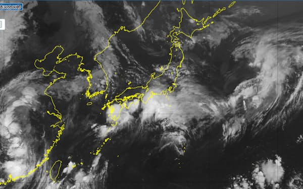 台風4号が温帯低気圧に変わった7月5日午前9時の気象衛星画像。発達した雲が多くみられる（気象庁提供）