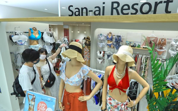 夏休みを前に水着を買い求める人も増えている(東京・銀座のSan-Ai Resort)