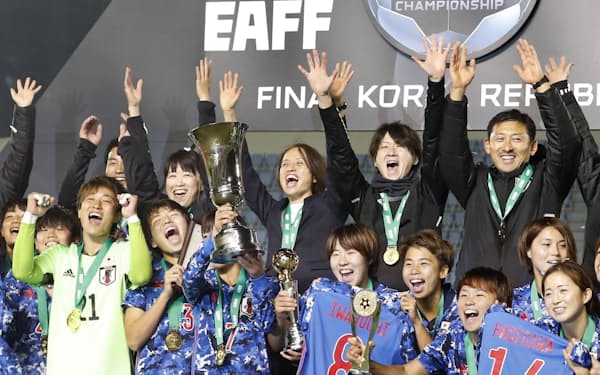 3年前の韓国大会で優勝し、喜ぶ日本女子代表「なでしこジャパン」=共同