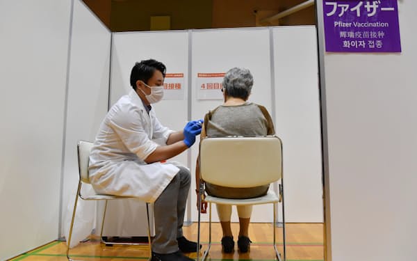 4回目のワクチン接種を受ける女性（５月下旬、東京都港区）