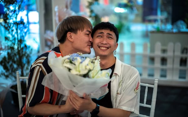 タイで同性カップル向けの金融商品が広がりつつある＝ロイター