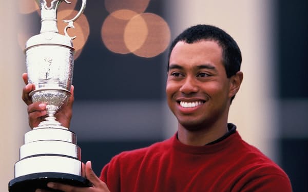 セントアンドルーズでの2000年全英オープンを優勝、クラレットジャグを掲げるウッズ(当時24歳)=ゲーリー小林撮影