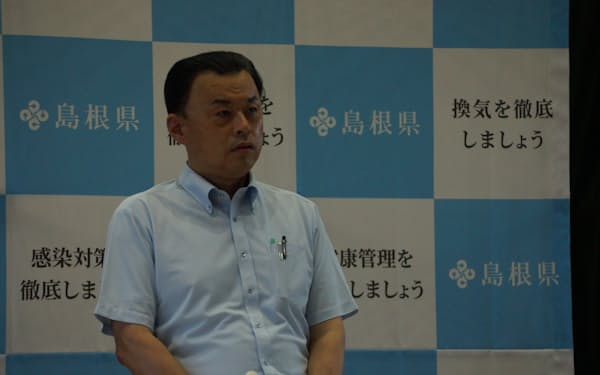 新型コロナ対策本部会議の内容を説明する島根県の丸山知事