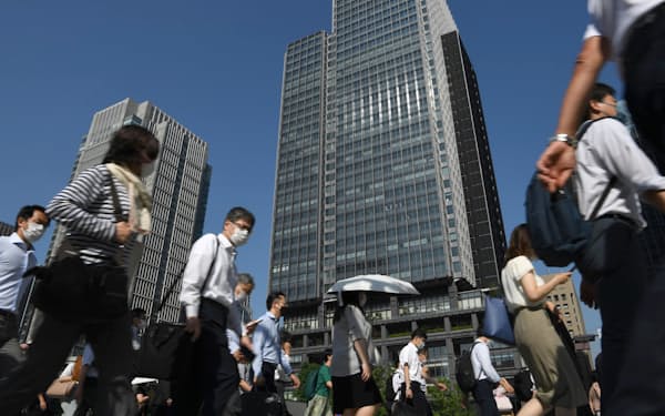 通勤する人たち(東京都千代田区)