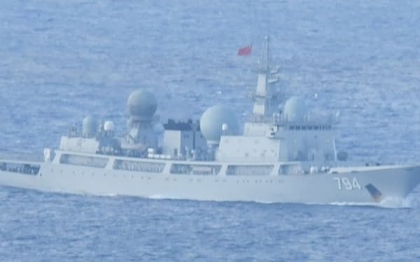 日本列島を一周した中国海軍の情報収集艦=防衛省統合幕僚監部提供