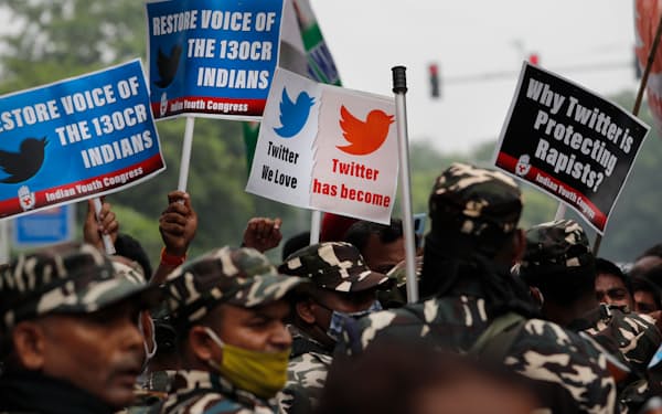 インド野党指導者のツイッターアカウントの一時停止をめぐって起きた抗議活動（2021年8月、ニューデリー＝ＡＰ）