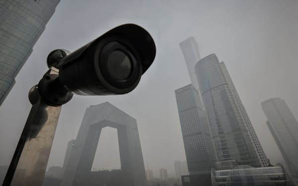 中国・上海に設置された監視カメラ＝ロイター