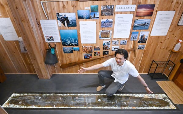「こんぶ土居」の一角に「大阪昆布ミュージアム」を開設する４代目店主の土居純一さん。床面には実物も展示する（大阪市中央区）