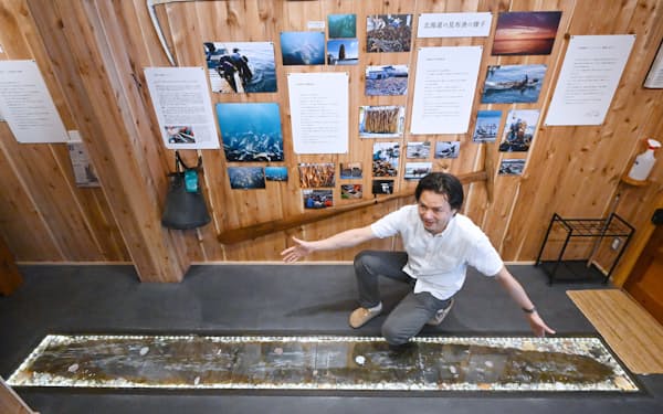 「こんぶ土居」の一角に「大阪昆布ミュージアム」を開設する4代目店主の土居純一さん。床面には実物も展示する(大阪市中央区)