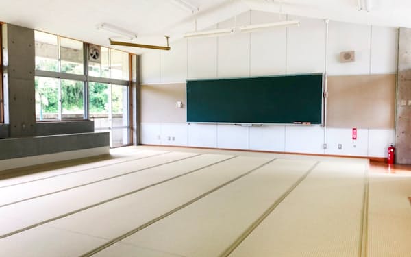千葉銀行は小学校の廃校舎の再生に取り組んだ（「仲間と泊まる学校 ちょうなん西小」の一室）