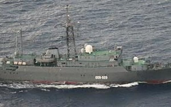 ロシア海軍の情報収集艦が沖ノ鳥島沖を通過した=防衛省提供