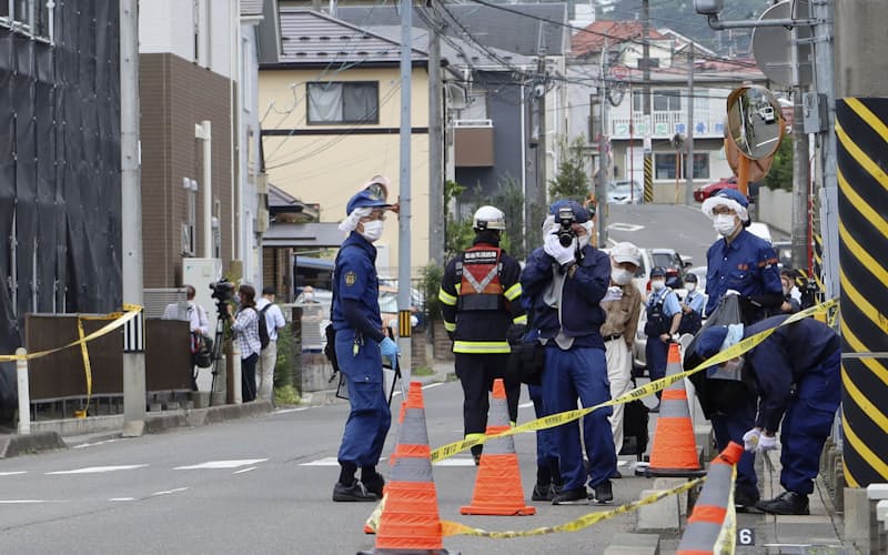 女子中学生が刺された現場周辺を調べる宮城県警の捜査員（7日午前、仙台市太白区）=共同