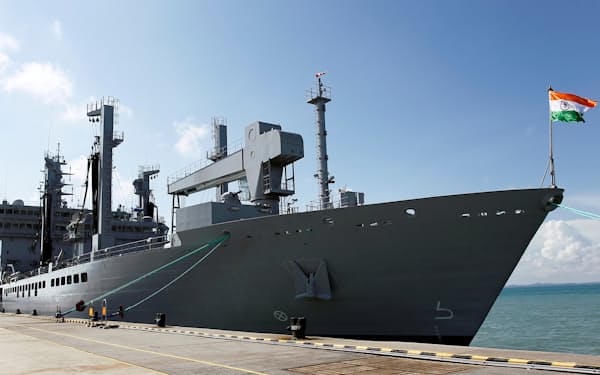 シンガポールに寄港したインド軍の艦船（2018年）＝ロイター