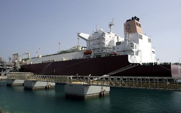 カタールの港に停泊するＬＮＧ輸送船＝ＡＰ