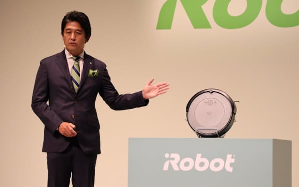 「ルンバ　i2」について説明するアイロボットジャパンの挽野社長