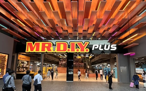 新規開店した大型店「ミスターDIYプラス」は２万種類の商品を取りそろえる。広さは3千平方メートル弱