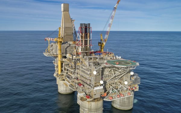 ロシアにある石油・天然ガス開発事業「サハリン1」の洋上施設＝エクソンネフテガス提供・共同