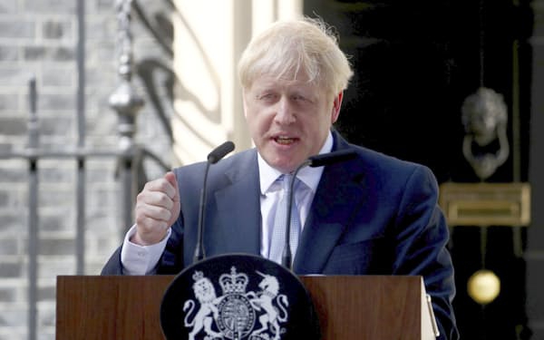 ジョンソン氏の評価は割れる（2019年7月、ロンドンの首相官邸前で、首相就任後初めての演説）=ロイター