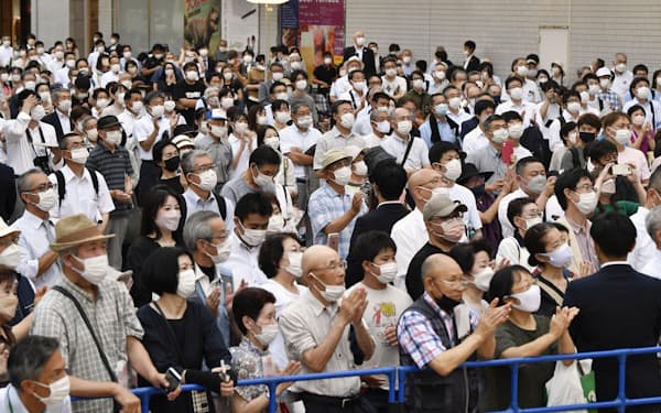 　秋田市で街頭演説に集まった大勢の人たち＝6日午後（画像の一部を加工しています）