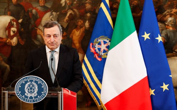 イタリアのドラギ首相は五つ星運動が連立を離脱すれば辞任する意向を漏らしている（２月、ローマ）＝ロイター
