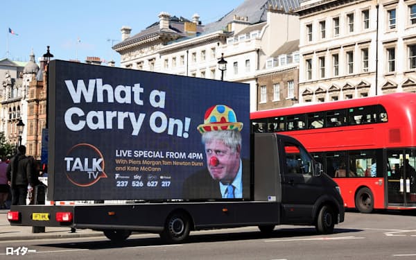 ピエロ姿のジョンソン首相を描いた番組宣伝車(7日、ロンドン)=ロイター