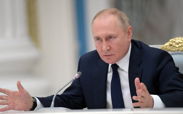 下院各会派代表らとの会合で話すロシアのプーチン大統領（７日、モスクワ）＝ロイター