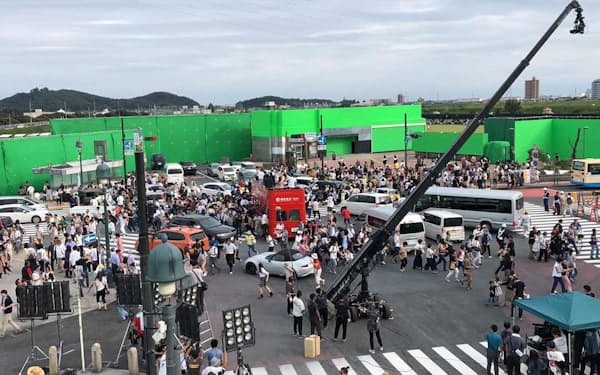 栃木県足利市に設置された渋谷のスクランブル交差点の実物大のロケセット。国内外からドラマやミュージックビデオの撮影の問い合わせが絶えない（写真：あしかがフィルムコミッション提供）